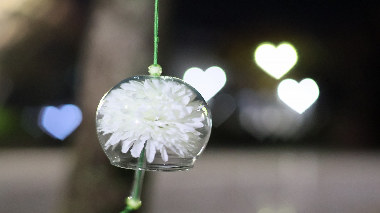 群馬県太田市の太田市運動公園の風鈴と花