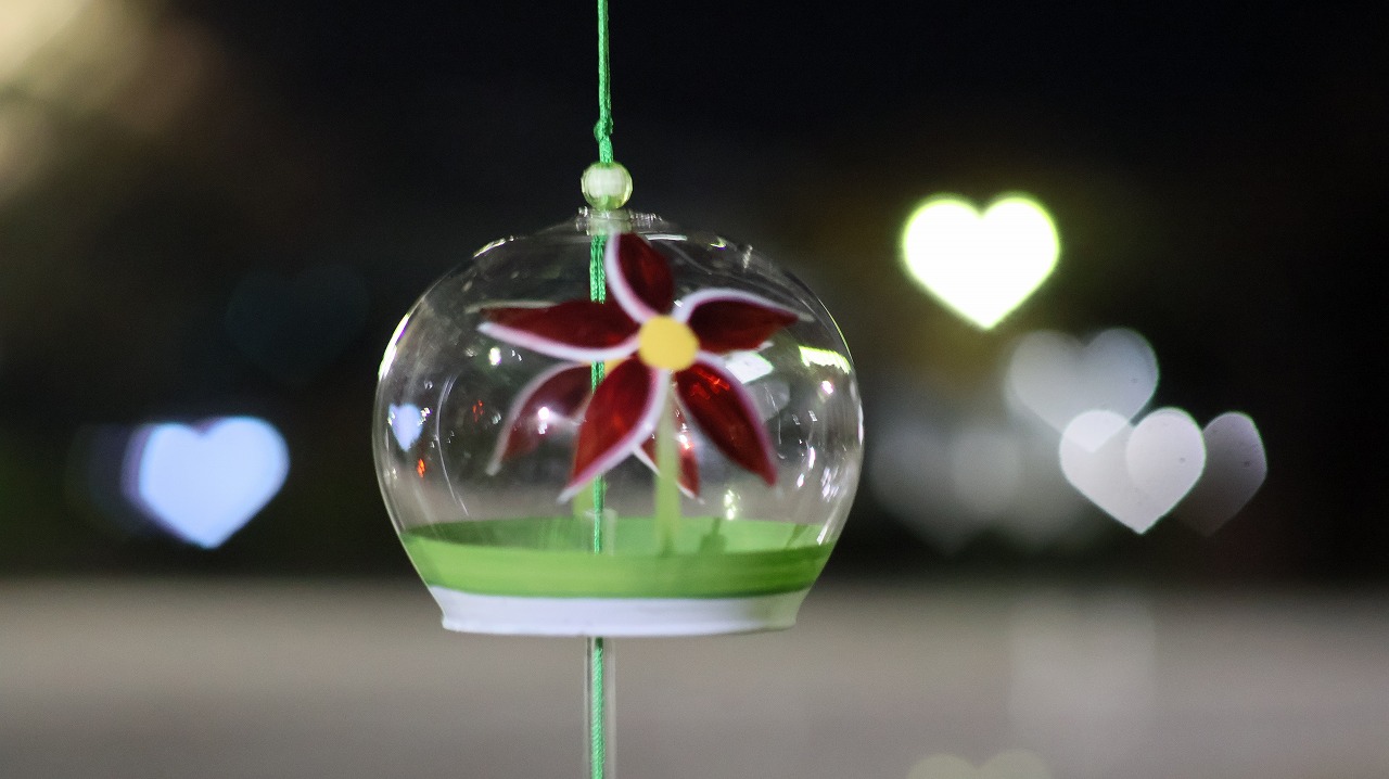 群馬県太田市の太田市運動公園の風鈴と花