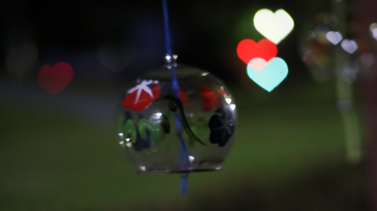 群馬県太田市の太田市運動公園の風鈴と花