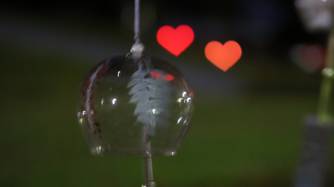 群馬県太田市の太田市運動公園の風鈴と花