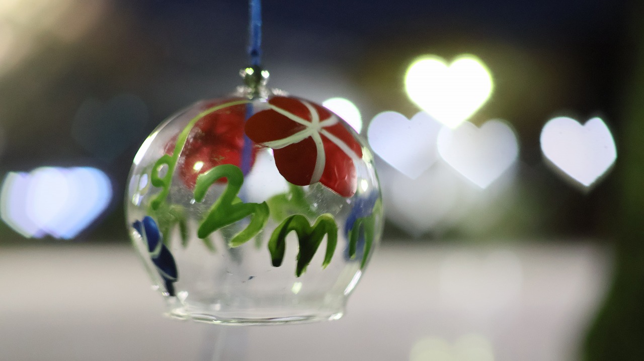 群馬県太田市の太田市運動公園の風鈴と花