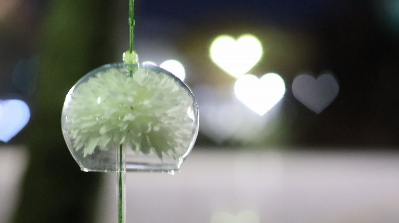 群馬県太田市の太田市運動公園の風鈴と花