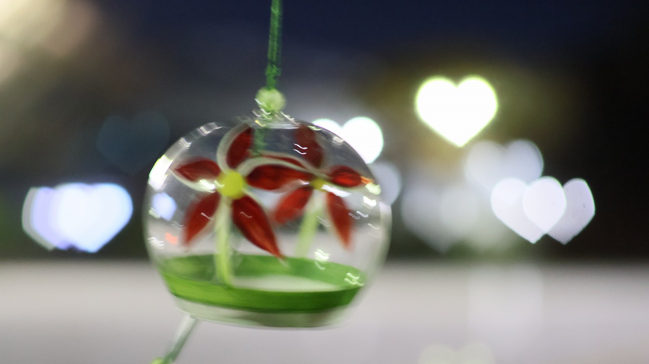 群馬県太田市の太田市運動公園の風鈴と花