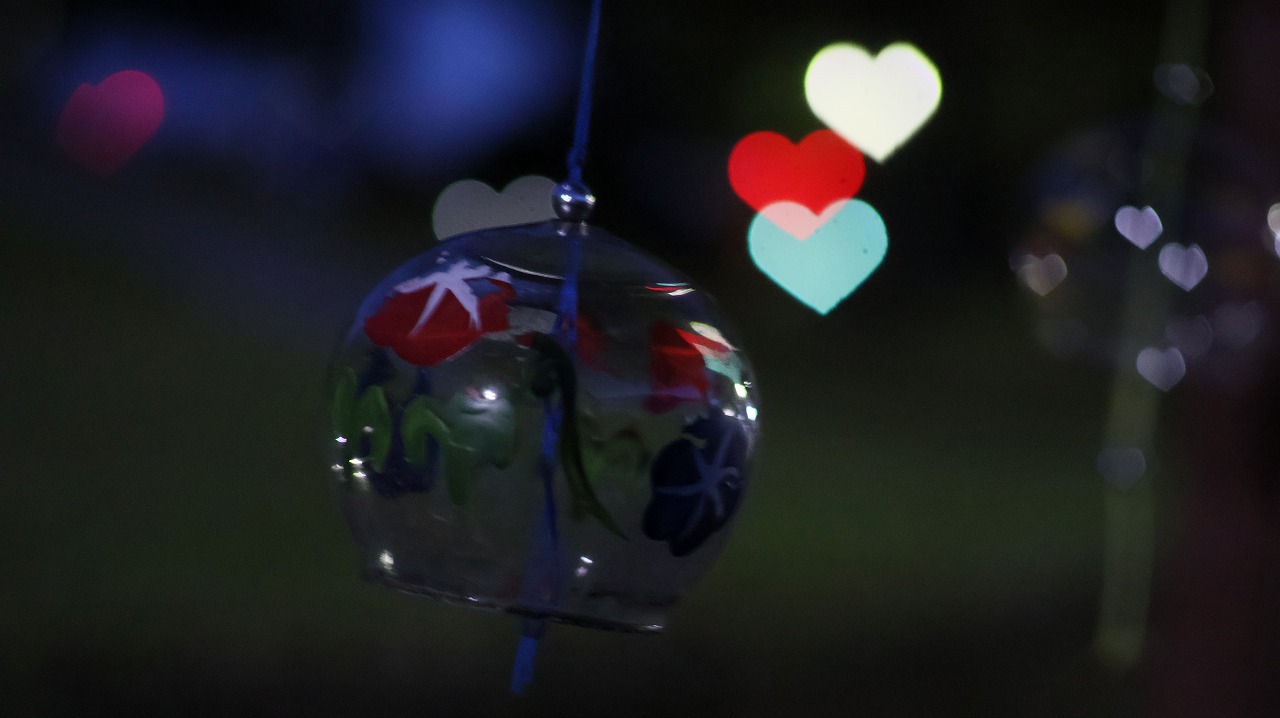 群馬県太田市の太田市運動公園の風鈴と花