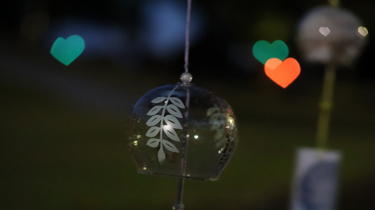 群馬県太田市の太田市運動公園の風鈴と花