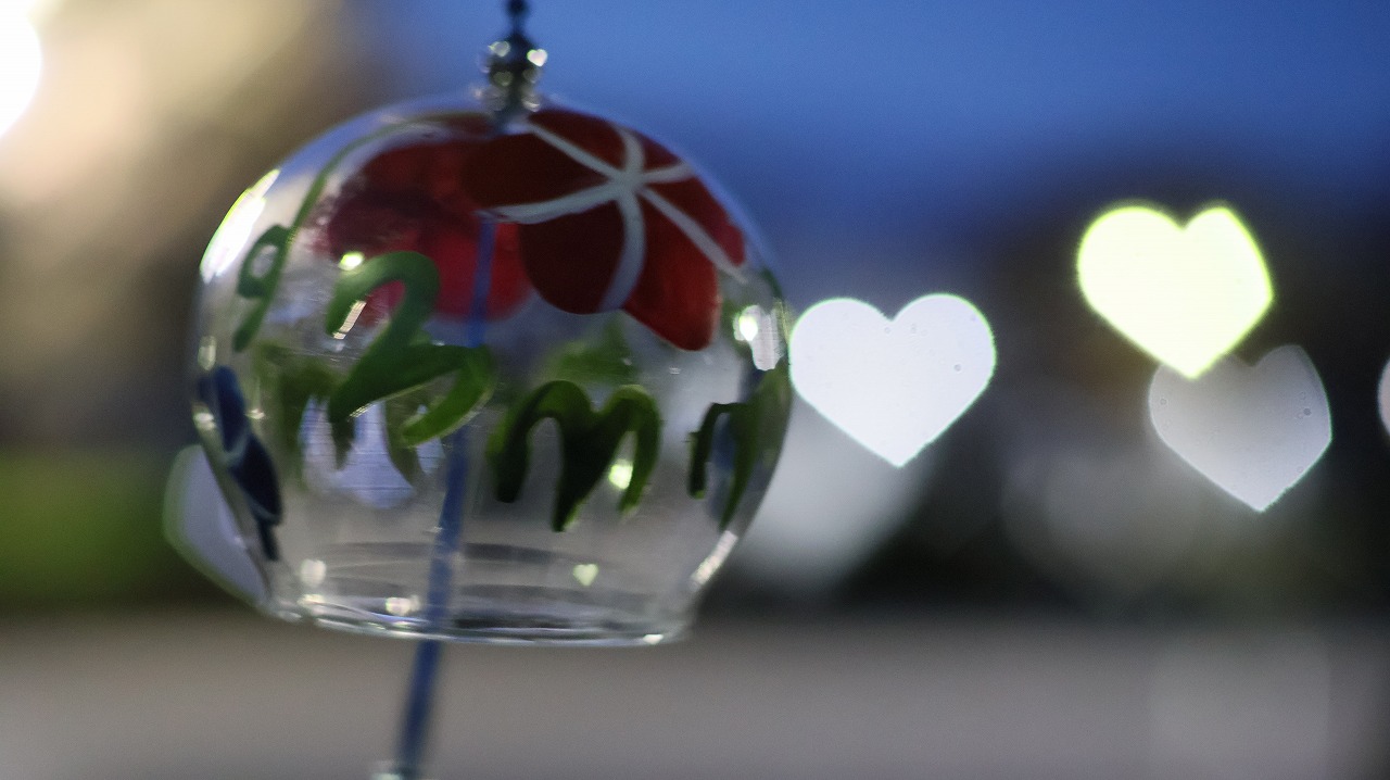群馬県太田市の太田市運動公園の風鈴と花