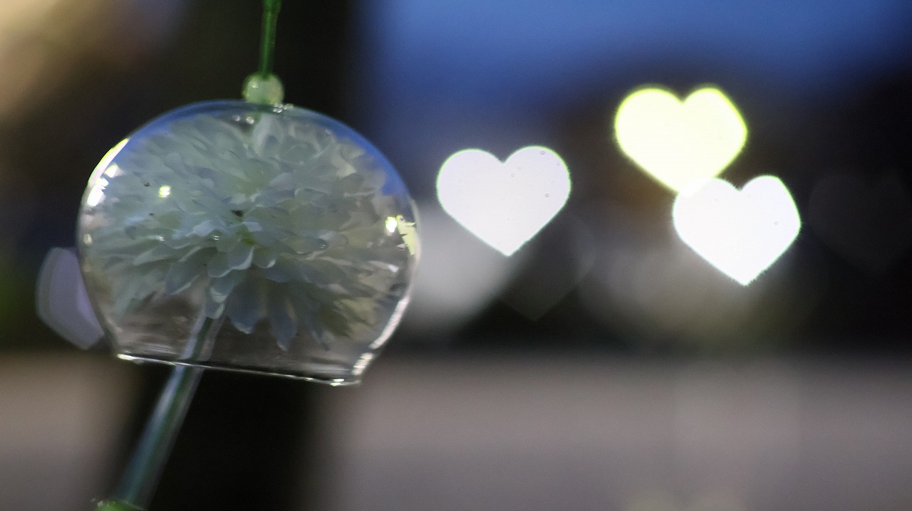 群馬県太田市の太田市運動公園の風鈴と花