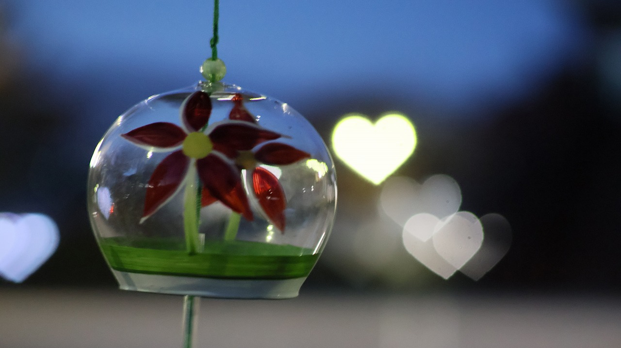 群馬県太田市の太田市運動公園の風鈴と花