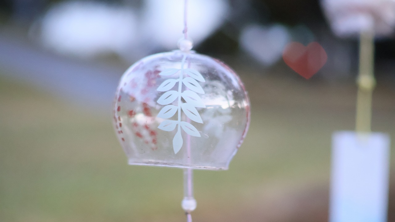 群馬県太田市の太田市運動公園の風鈴と花