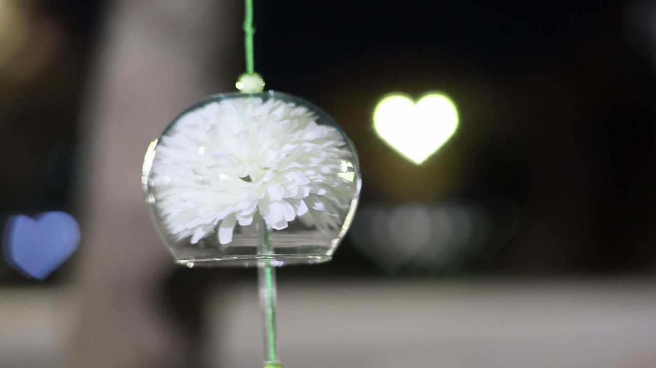 群馬県太田市の太田市運動公園の風鈴と花