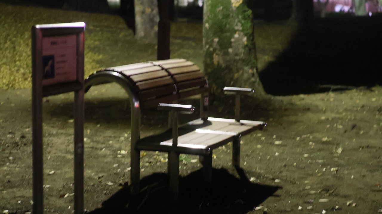 群馬県太田市の太田市運動公園の風鈴と花