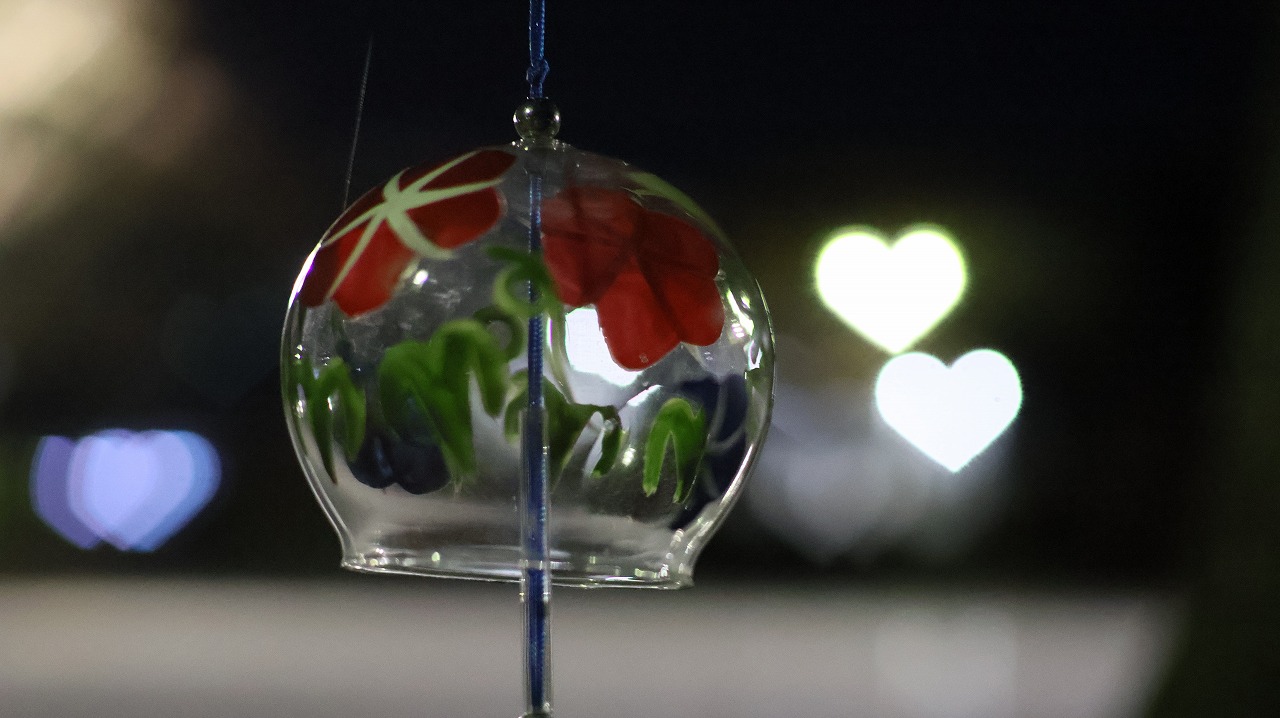 群馬県太田市の太田市運動公園の風鈴と花