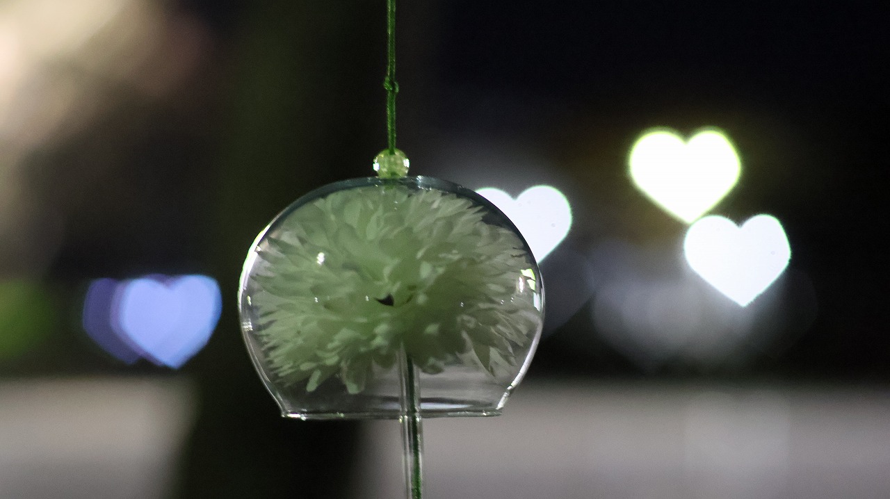 群馬県太田市の太田市運動公園の風鈴と花