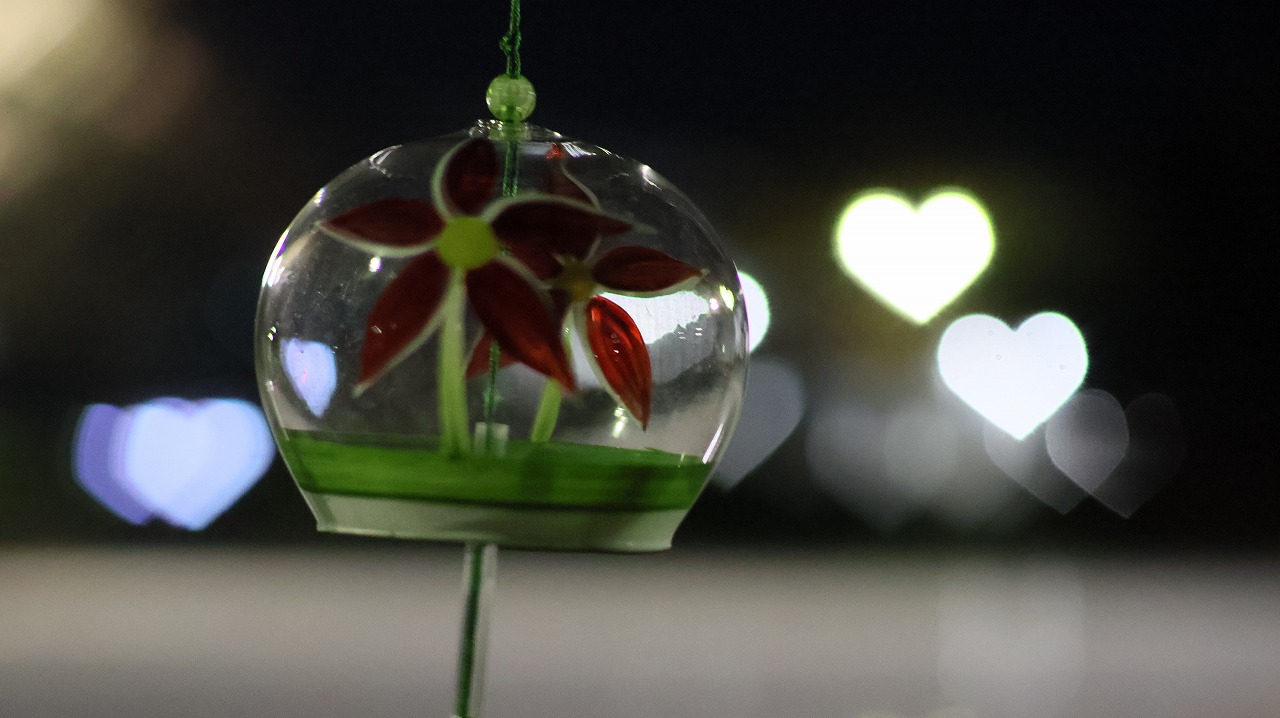 群馬県太田市の太田市運動公園の風鈴と花