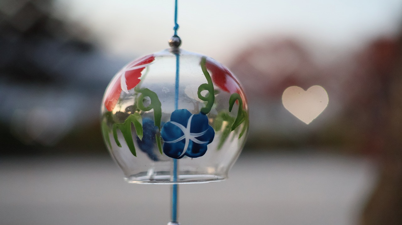 群馬県太田市の太田市運動公園の風鈴と花