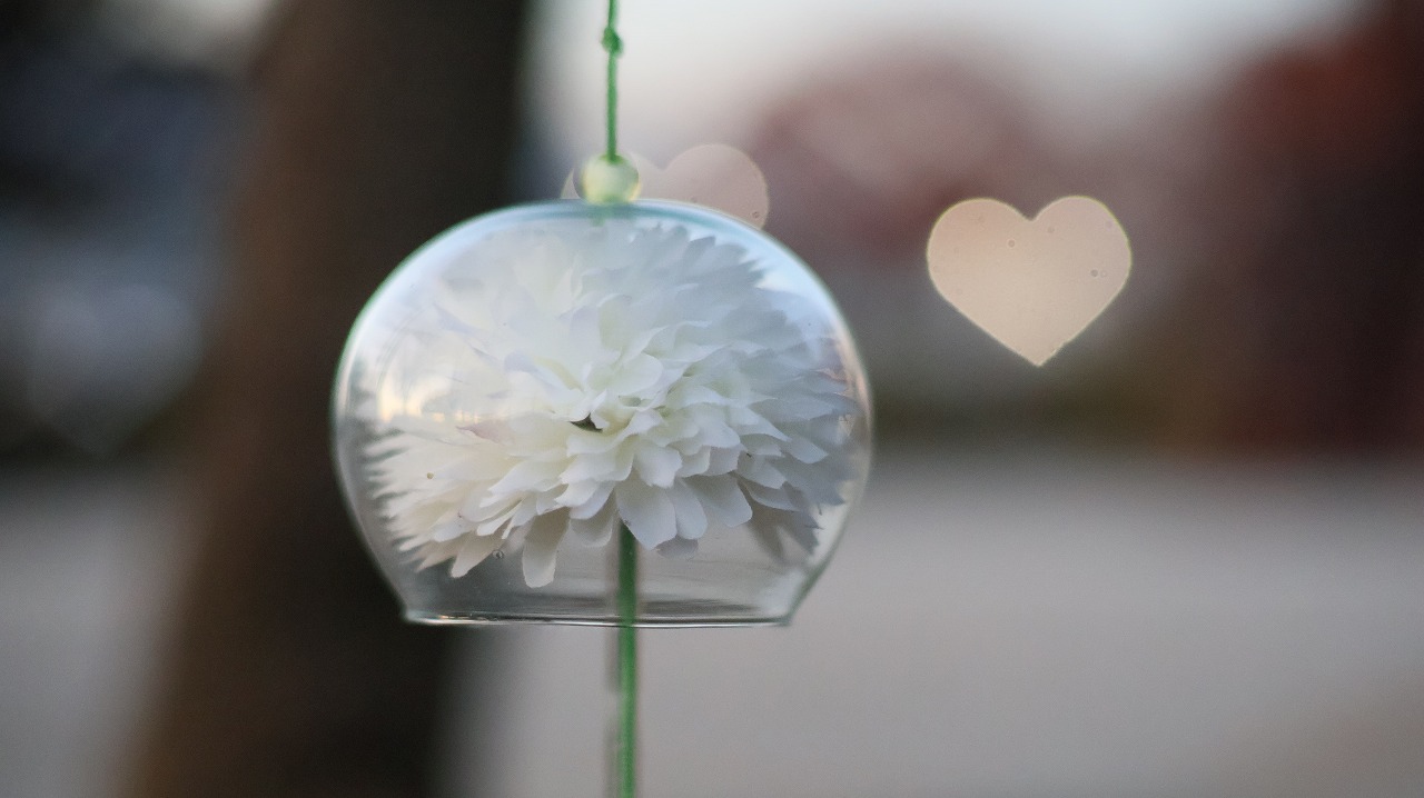 群馬県太田市の太田市運動公園の風鈴と花