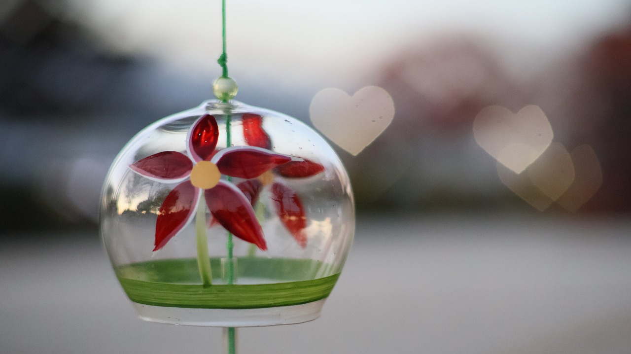 群馬県太田市の太田市運動公園の風鈴と花
