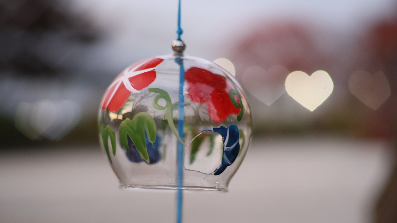 群馬県太田市の太田市運動公園の風鈴と花