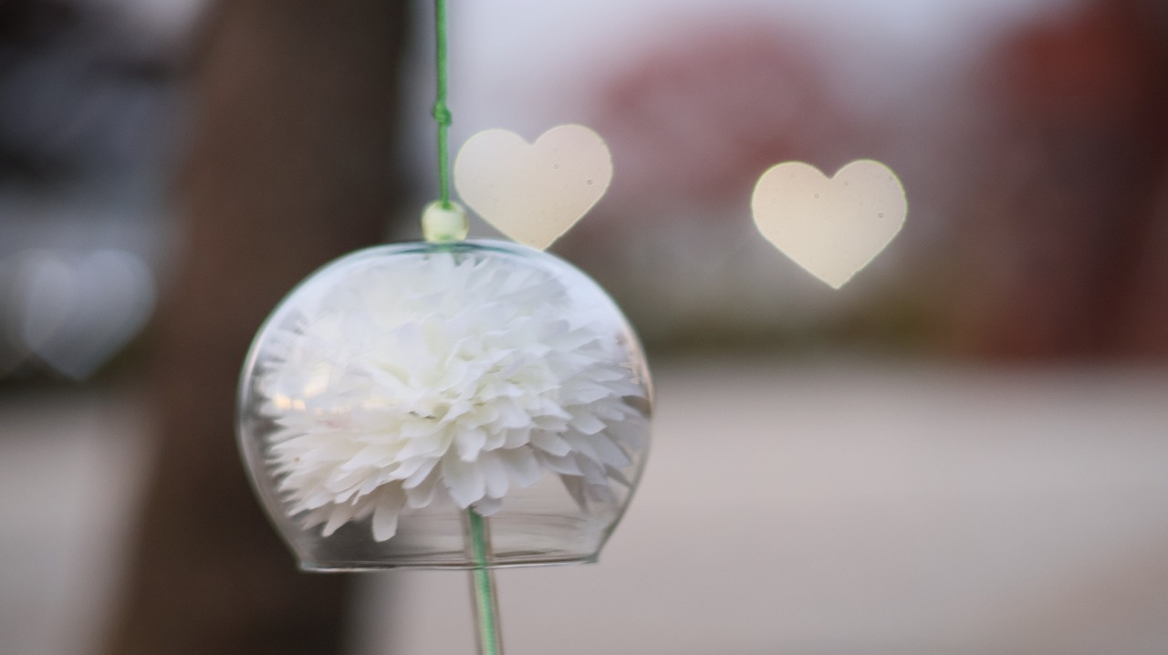 群馬県太田市の太田市運動公園の風鈴と花