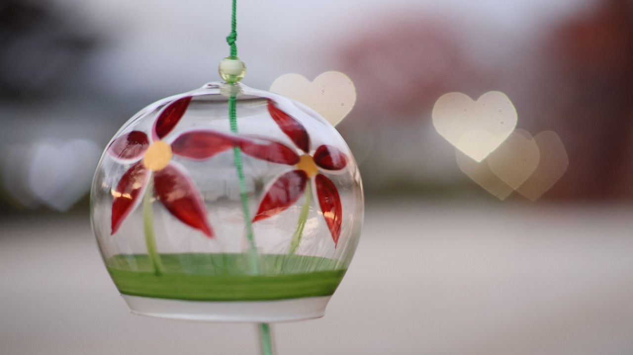 群馬県太田市の太田市運動公園の風鈴と花