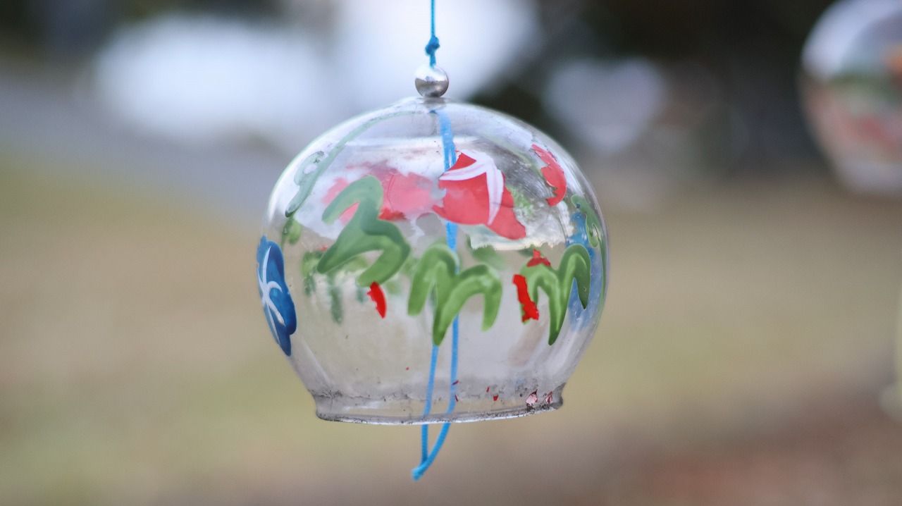 群馬県太田市の太田市運動公園の風鈴と花