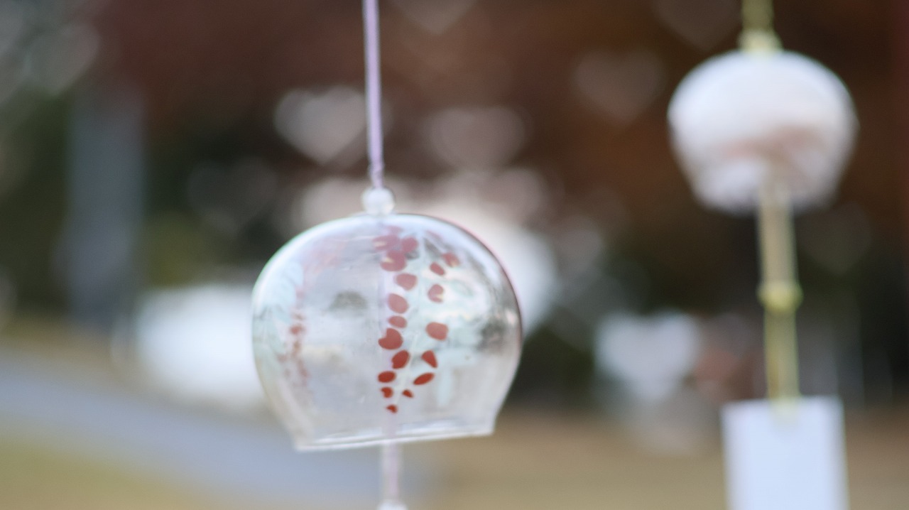 群馬県太田市の太田市運動公園の風鈴と花